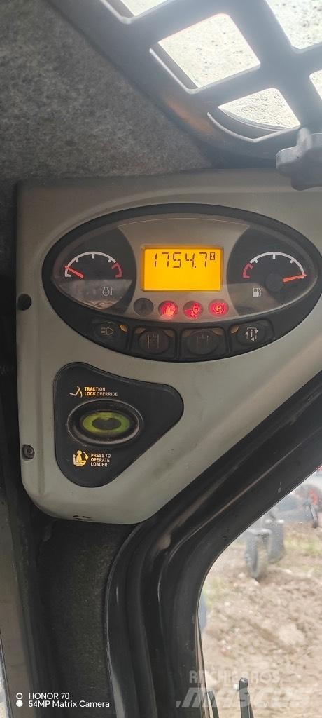 Bobcat S 220 滑移装载机