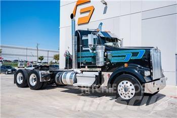 Kenworth W 900 牵引车