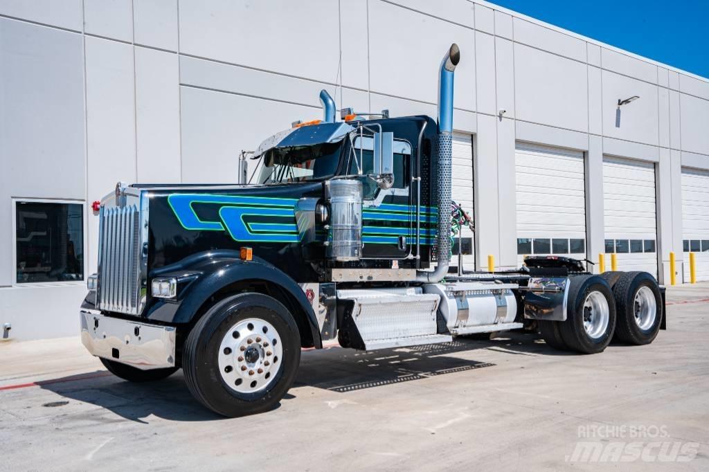 Kenworth W 900 牵引车