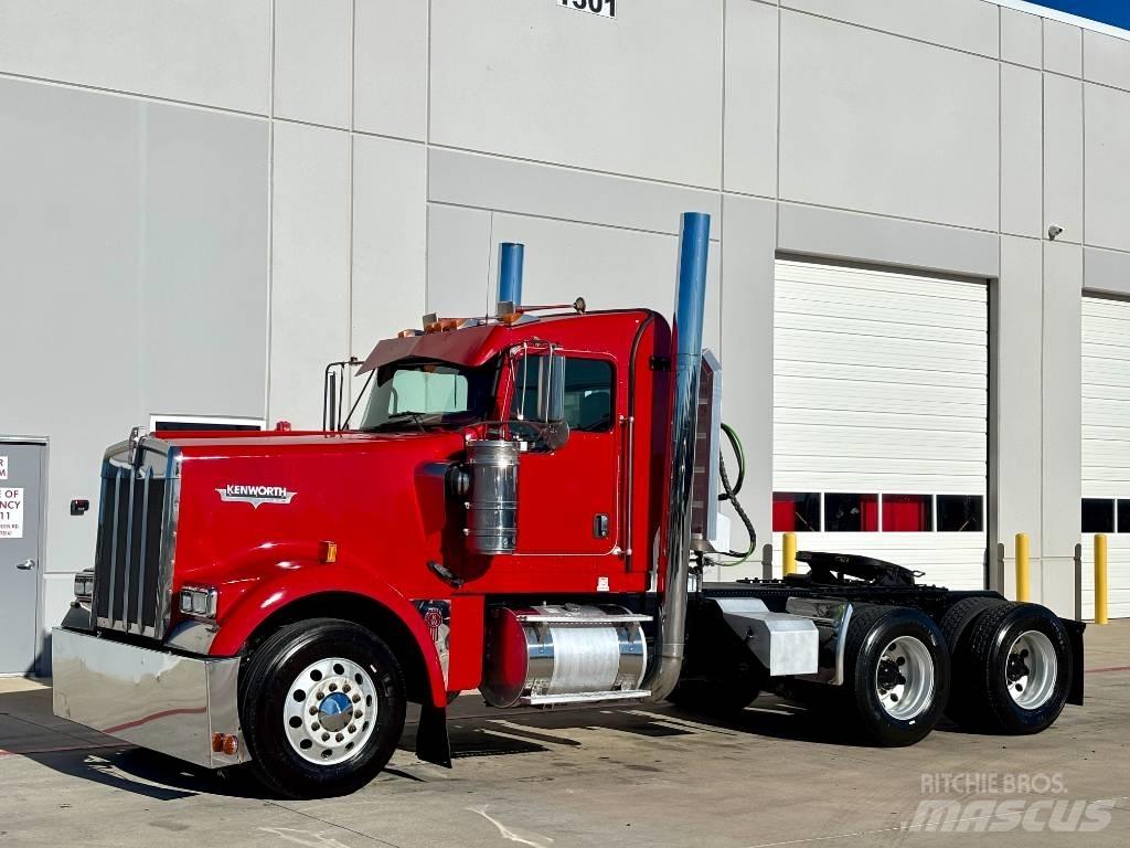 Kenworth W 900 牵引车