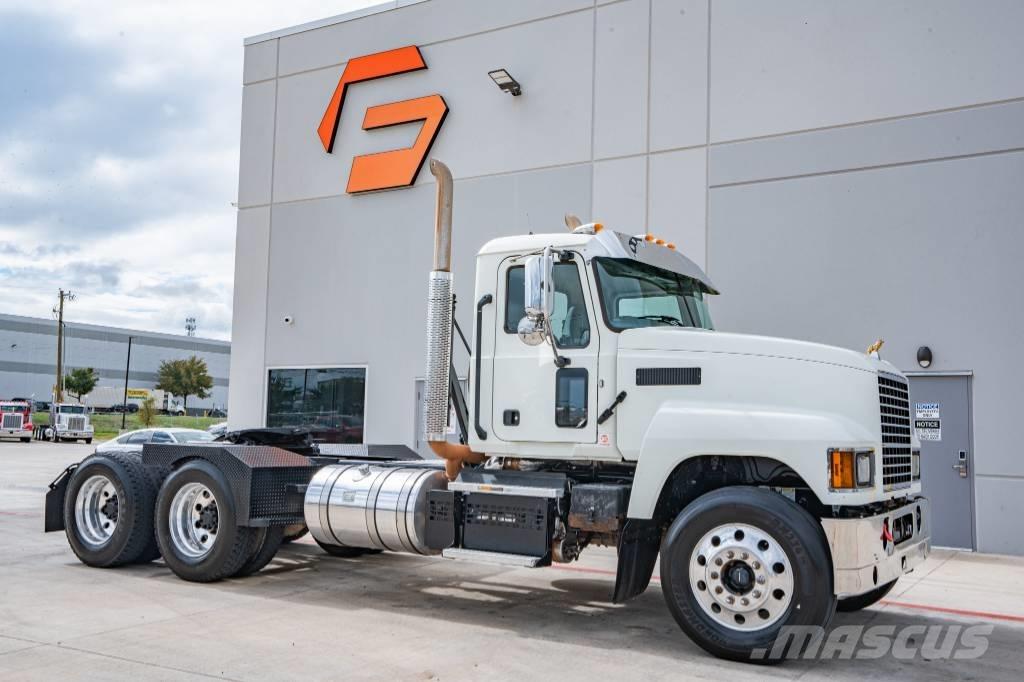 Mack Pinnacle 64T 牵引车