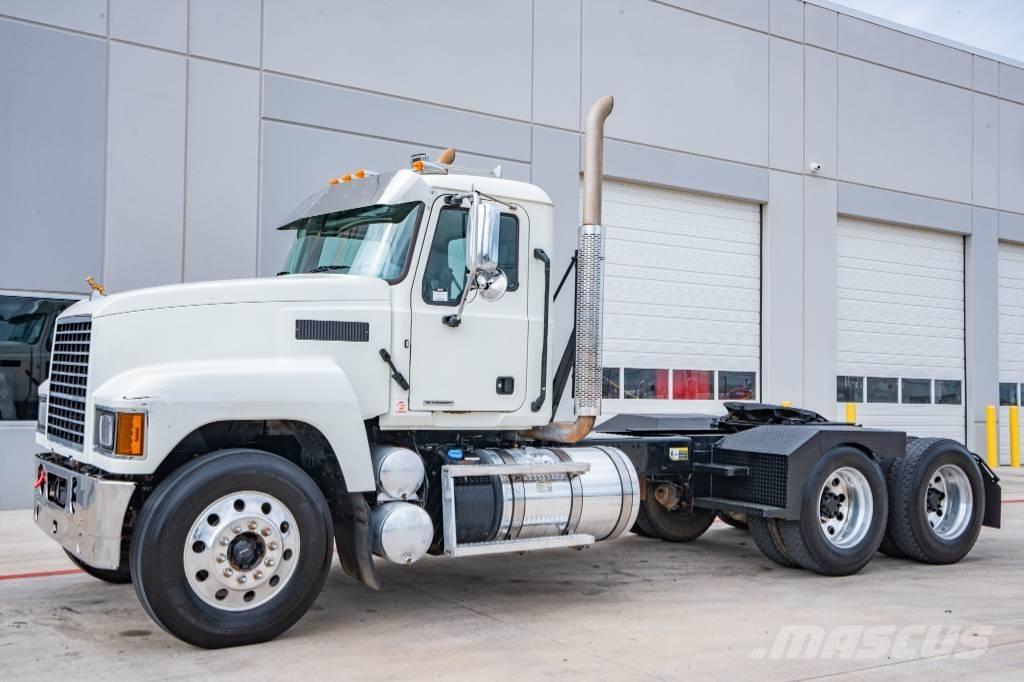 Mack Pinnacle 64T 牵引车