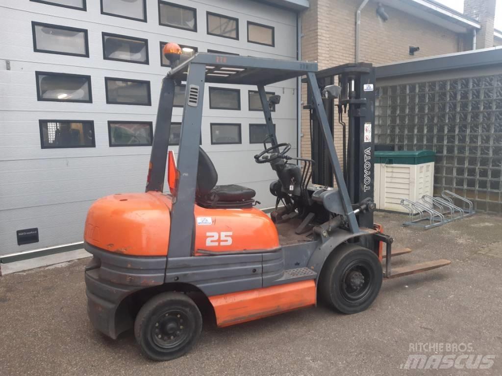 Toyota 6 FDF 25 柴油叉车