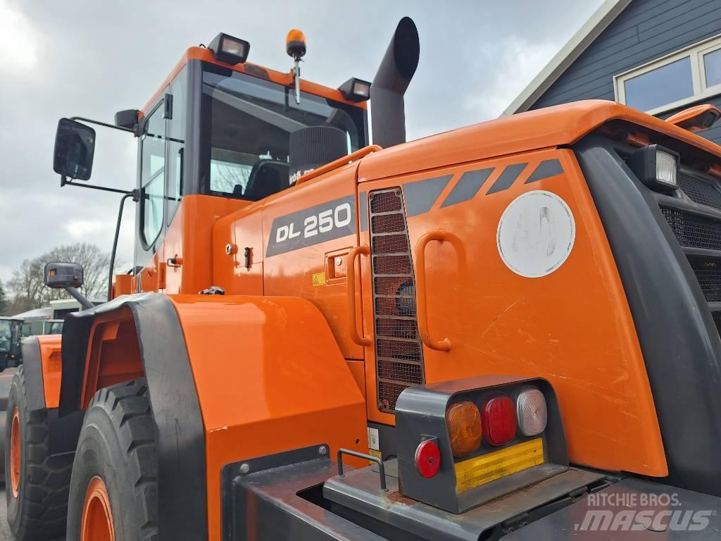 Doosan DL250 轮式装载机