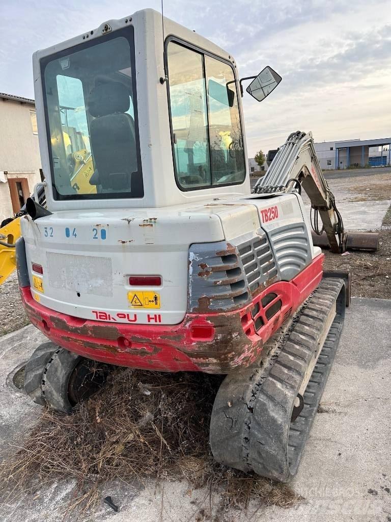 Takeuchi TB250 小型挖掘机