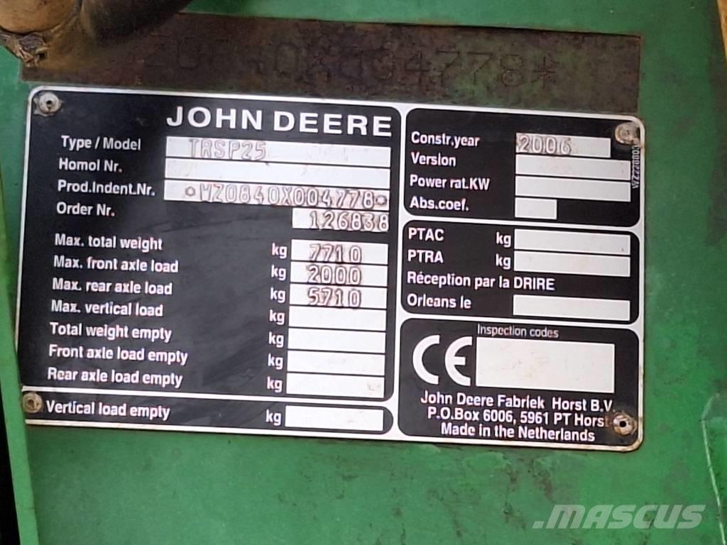 John Deere 840 牵引式喷雾机