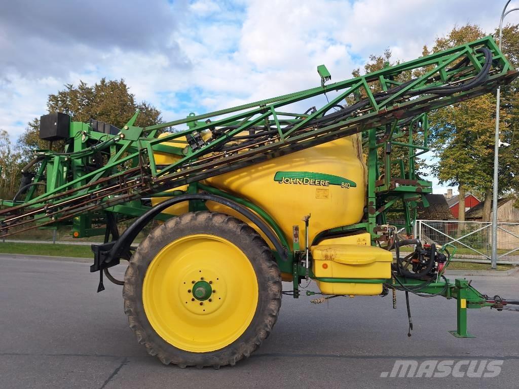 John Deere 840 牵引式喷雾机