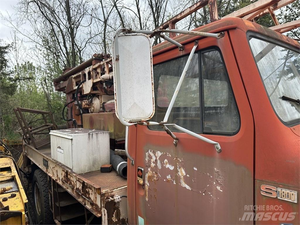 Navistar 1854 平板栏板货车