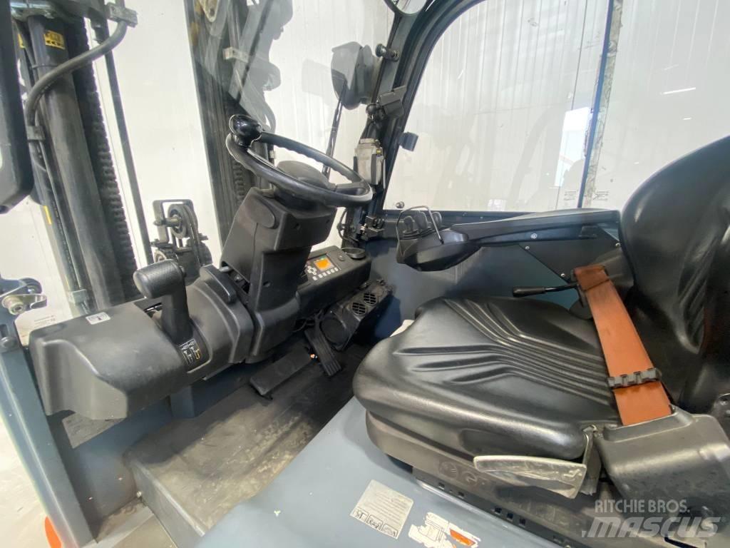 Toyota 8FBMT35 电动叉车