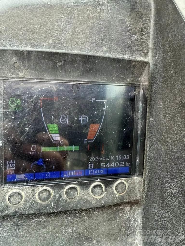 Takeuchi TB230 小型挖掘机