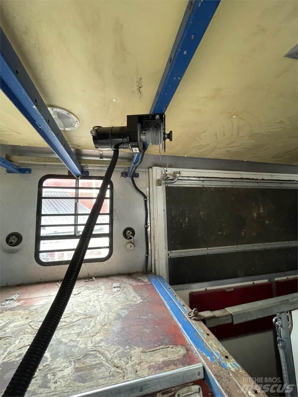 Volvo FL7 动物运输货车
