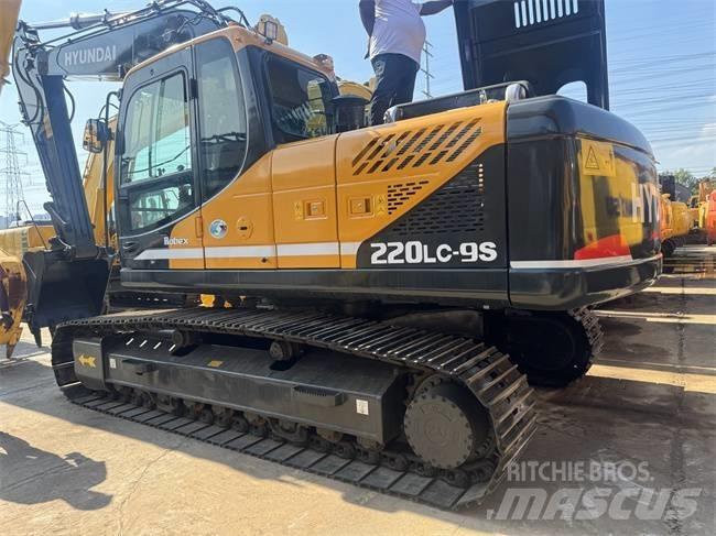 Hyundai Robex 220 LC 履带挖掘机