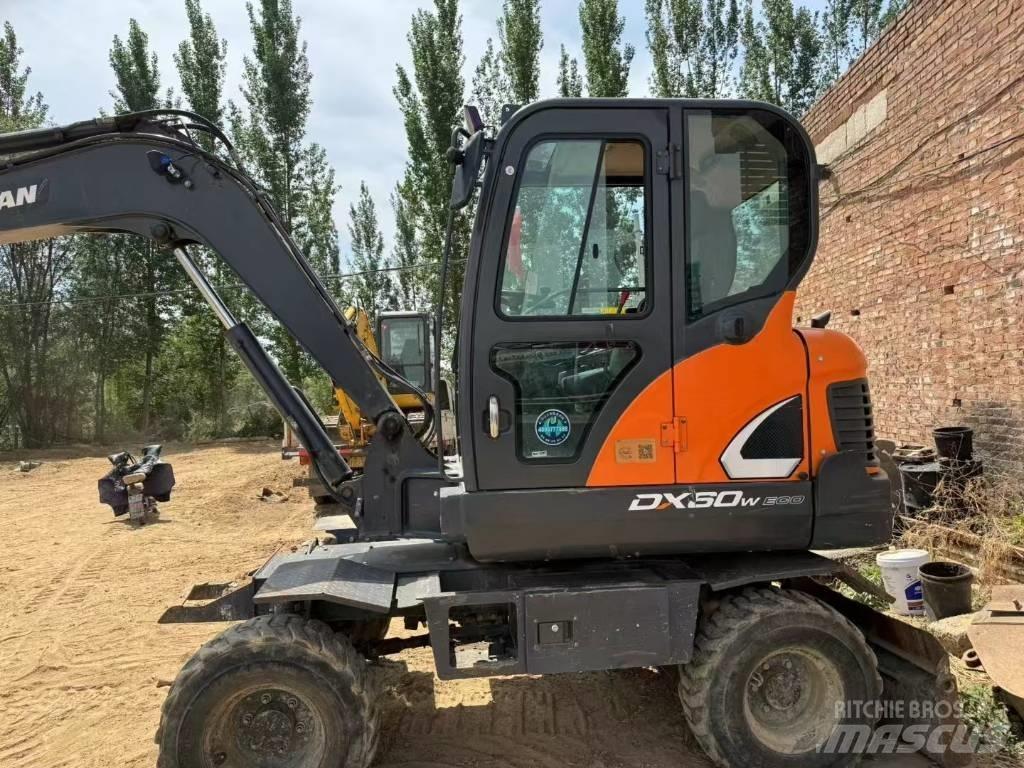 Doosan DX60W 轮式挖掘机