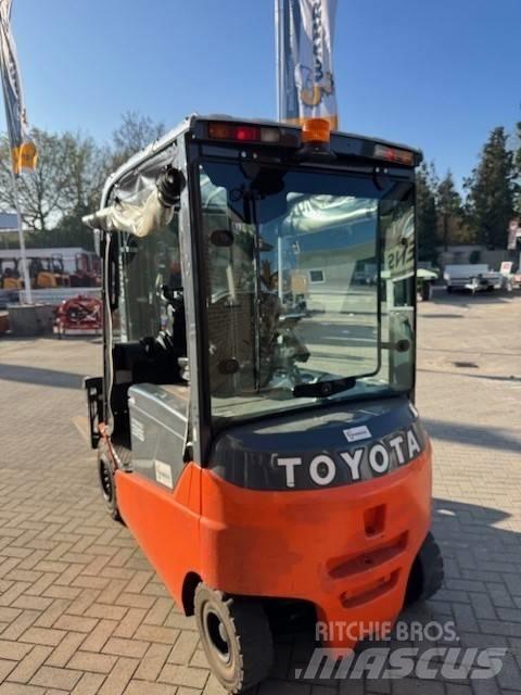 Toyota 8FBMT35 电动叉车