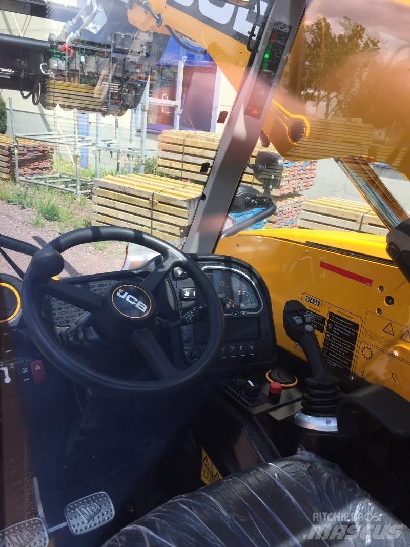 JCB 525-60 伸缩臂叉装车|叉装车
