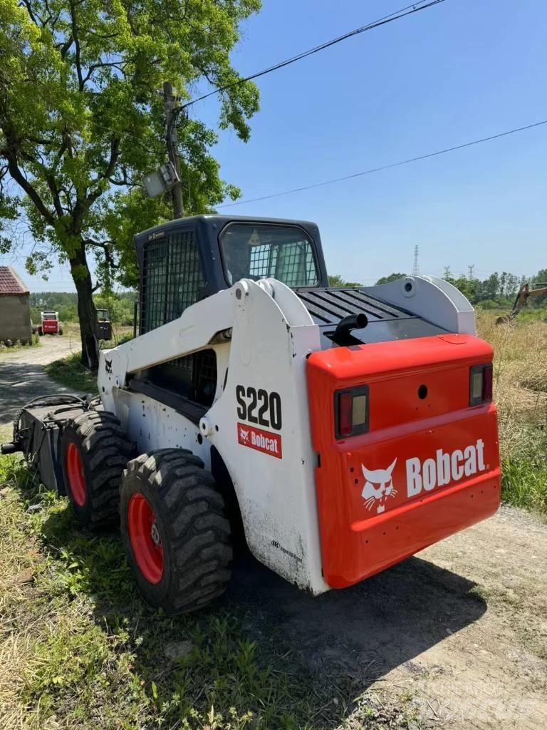 Bobcat S 220 滑移装载机