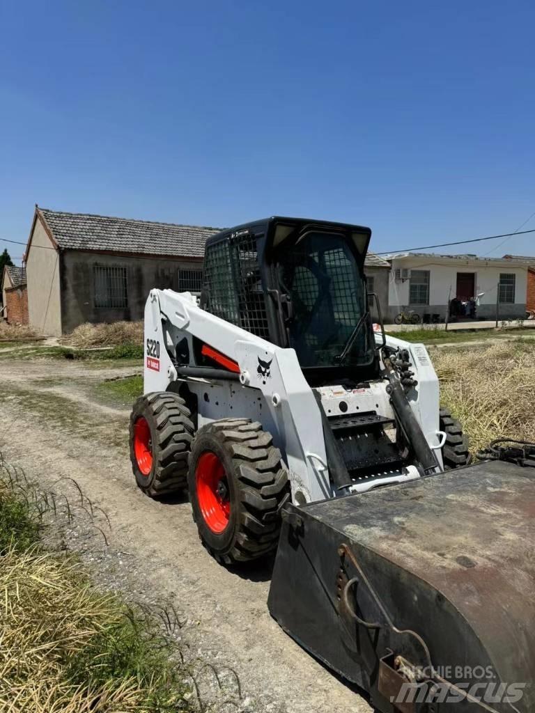 Bobcat S 220 滑移装载机