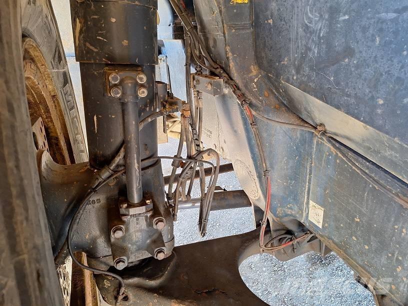 Komatsu HD605-7EO 刚性自卸车