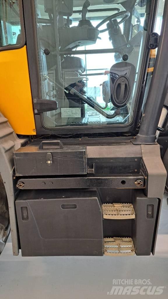 JCB Fastrac 4220 拖拉机/农用车