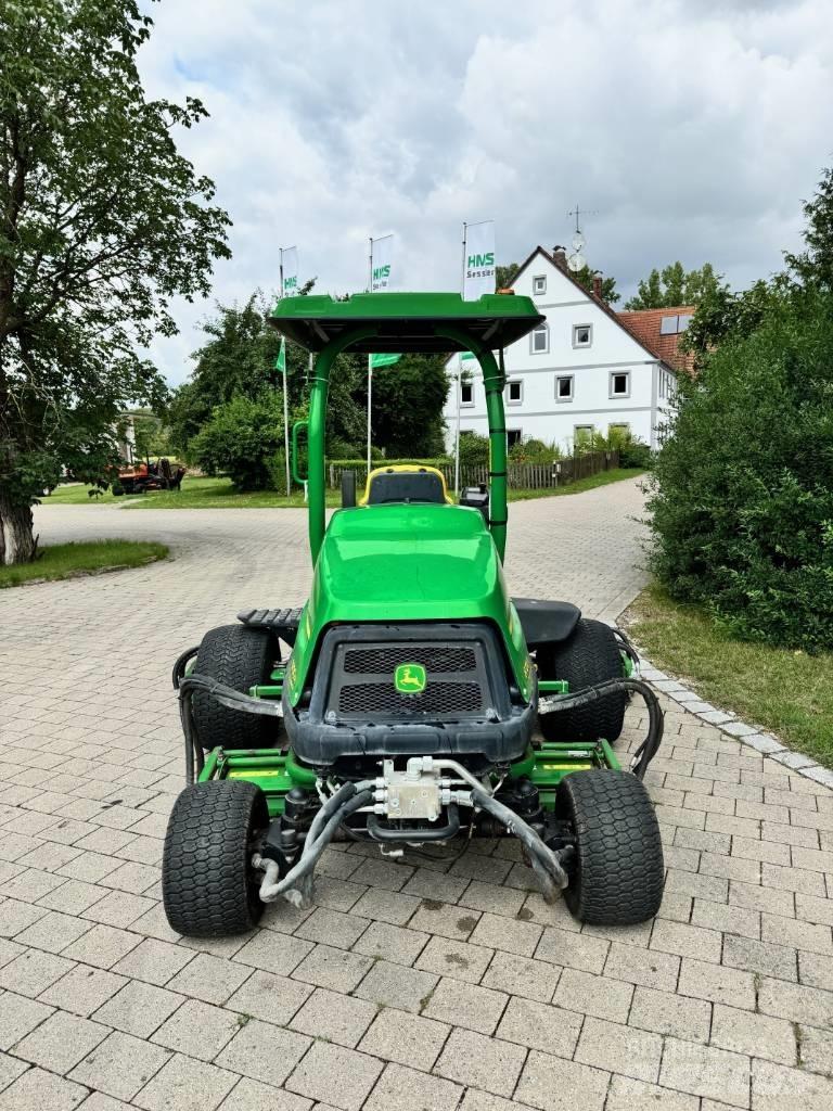 John Deere 8700 A 球道割草机