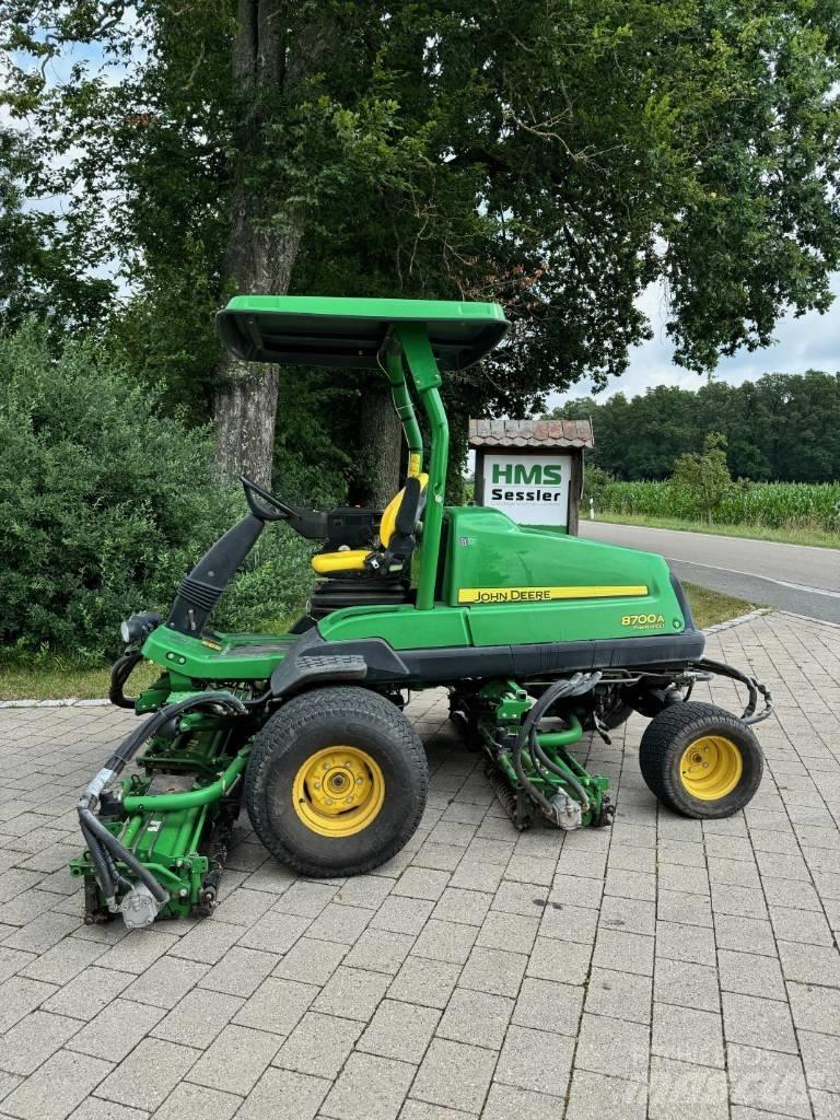 John Deere 8700 A 球道割草机