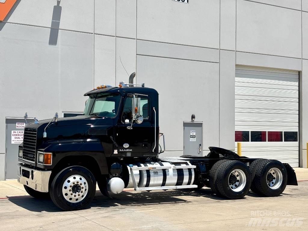 Mack CHU 613 牵引车