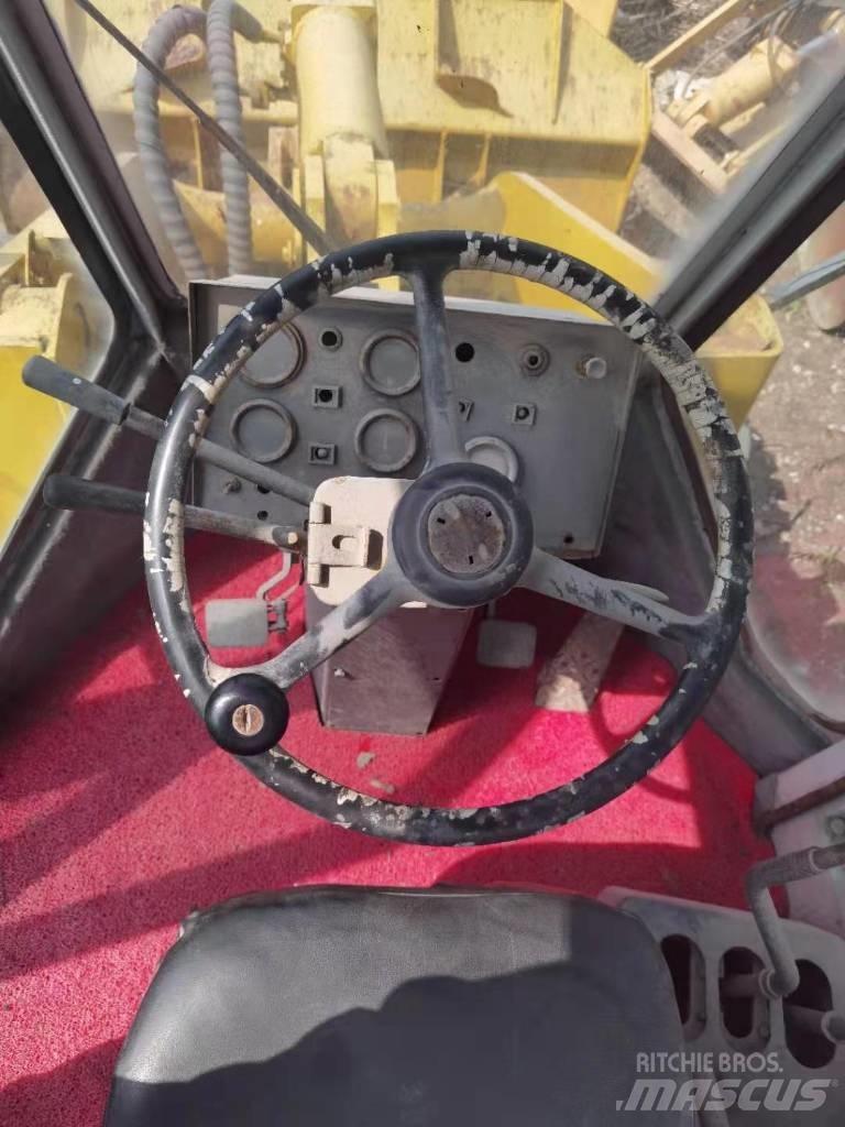 Komatsu WA 300 轮式装载机