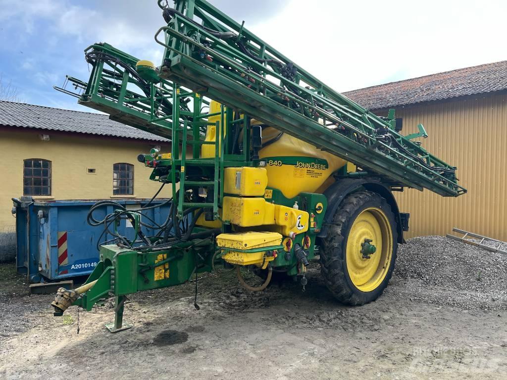 John Deere 840 牵引式喷雾机