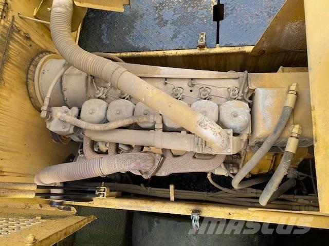 CAT PS 300 胶轮压路机