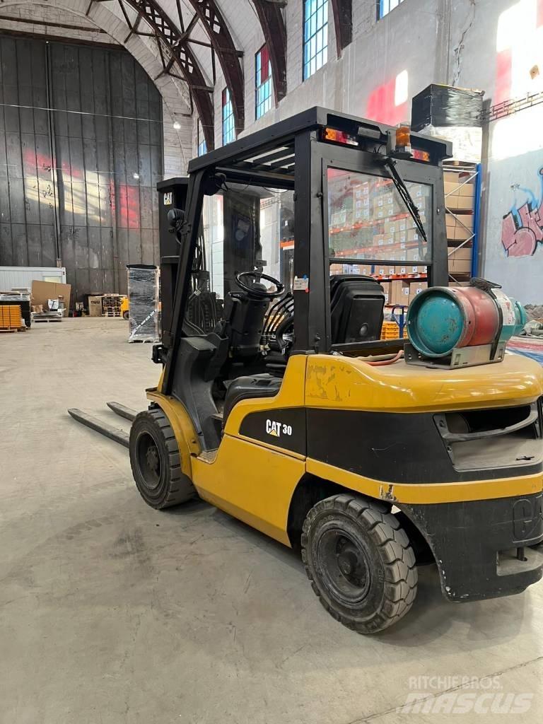 CAT CAT GP30N 天然气叉车
