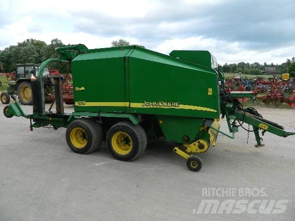 John Deere 678 圆捆打捆机
