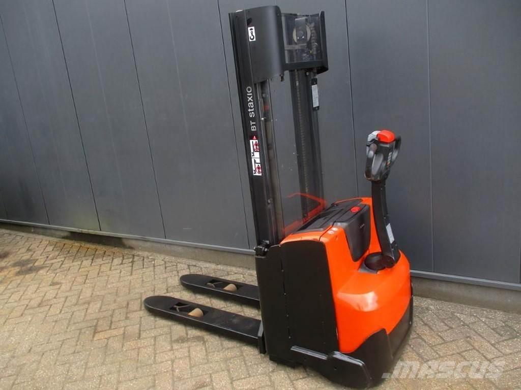 Toyota SWE 120 手推堆垛车