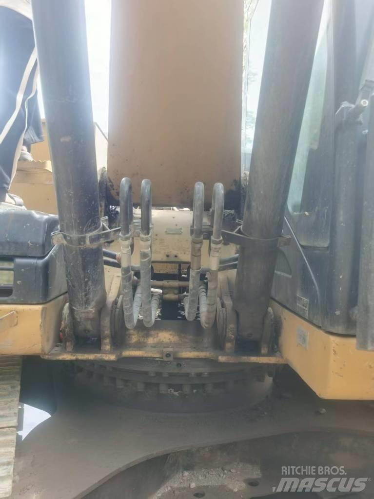 CAT 320d2 履带挖掘机