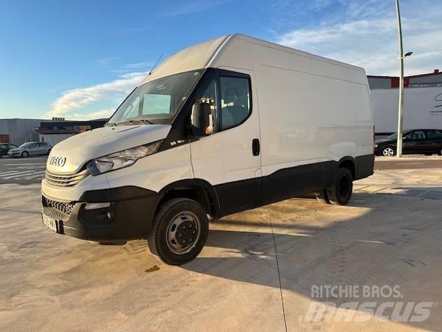 Iveco 35C 12 大型面包车