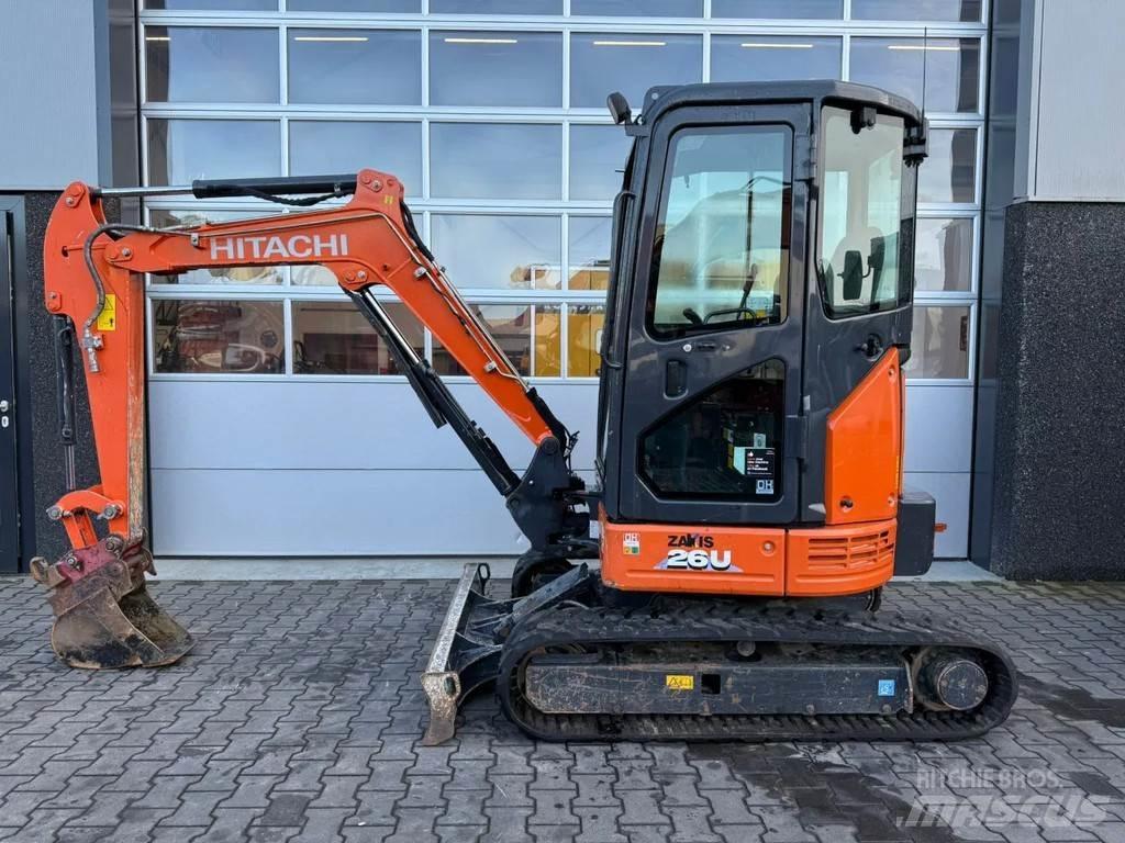 Hitachi ZX26U-6 CR 小型挖掘机