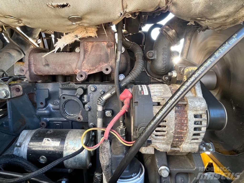 New Holland LS 185 B 滑移装载机
