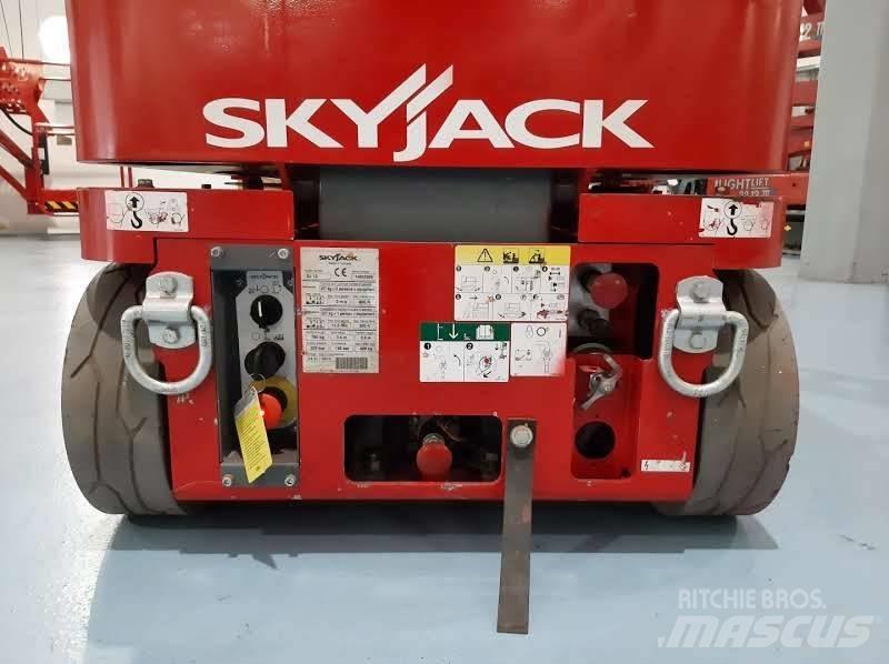 SkyJack SJ 12 客货电梯