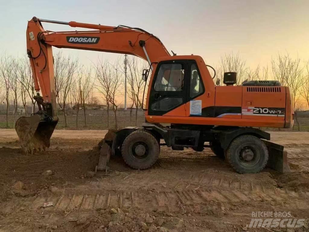 Doosan DH 210 W-7 轮式挖掘机