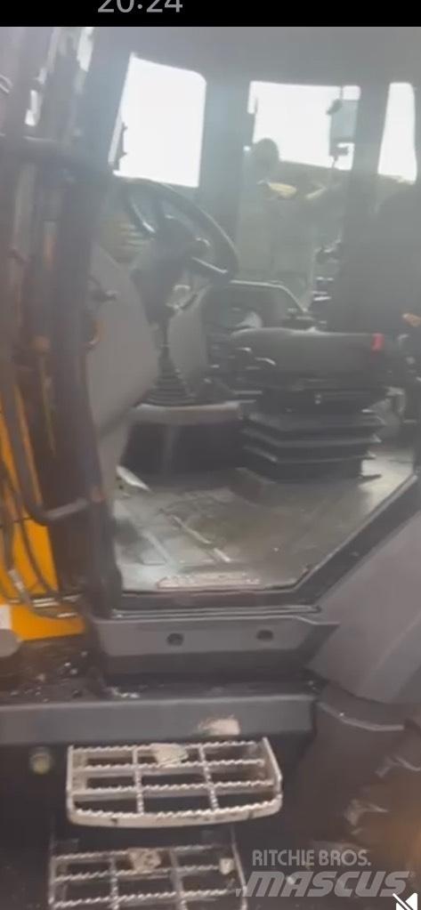 JCB 3CX Compact 反铲装载机