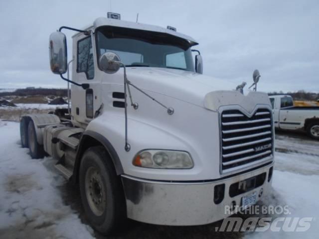 Mack CXU 613 牵引车