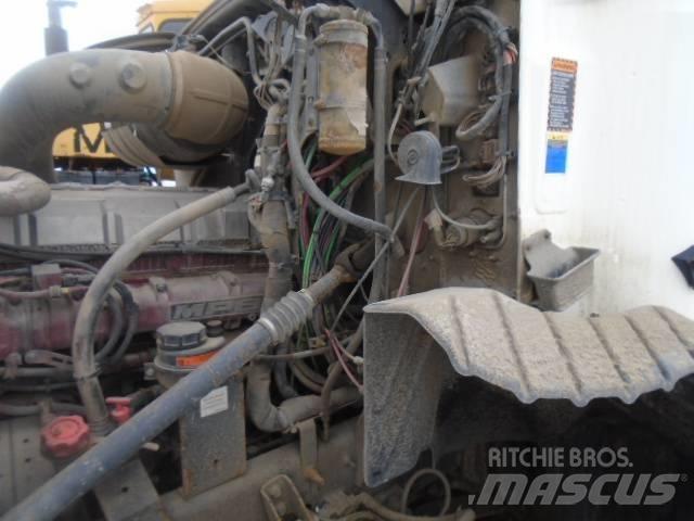 Mack CXU 613 牵引车