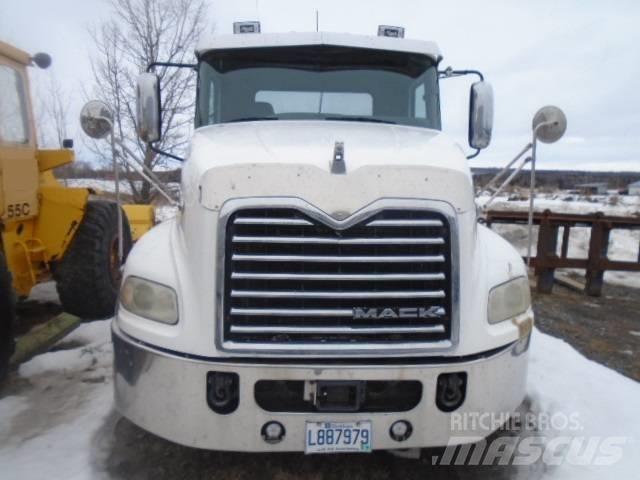 Mack CXU 613 牵引车