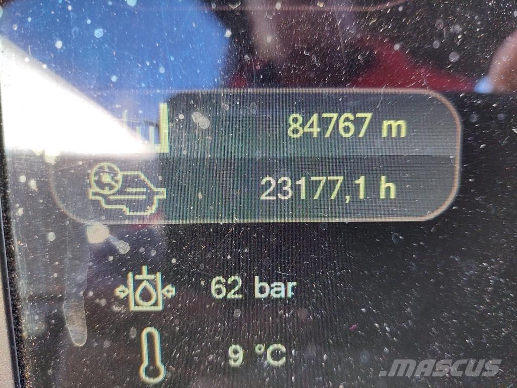 Komatsu 911 收割机