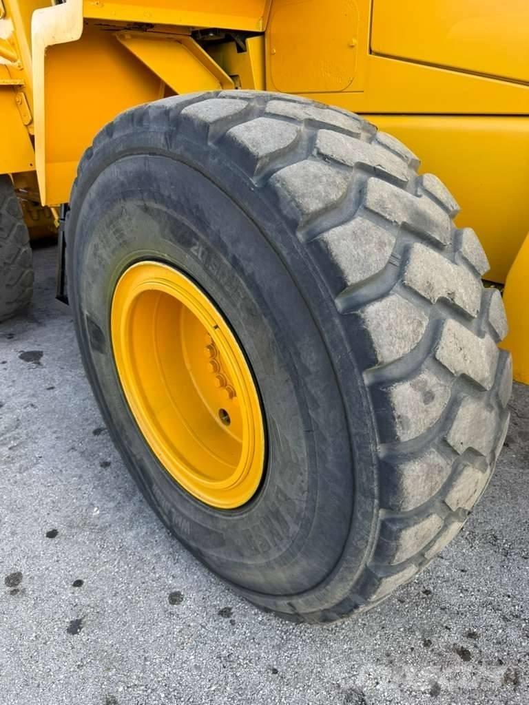 Komatsu WA 320-5L 轮式装载机