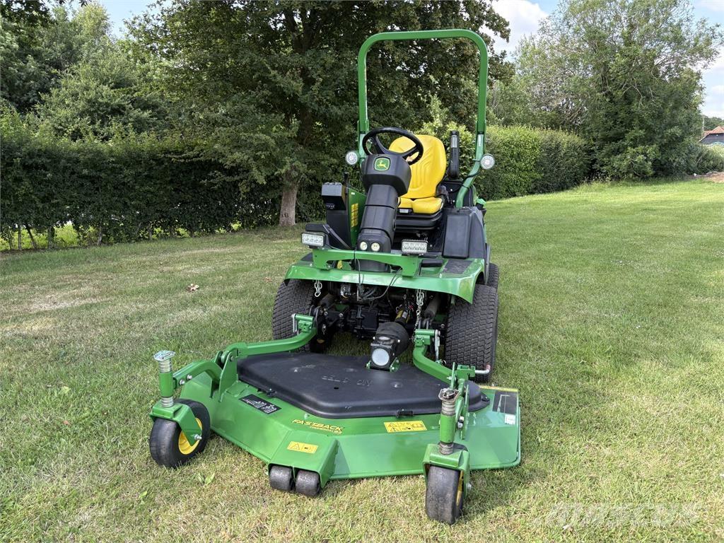 John Deere 1570 骑乘式割草机