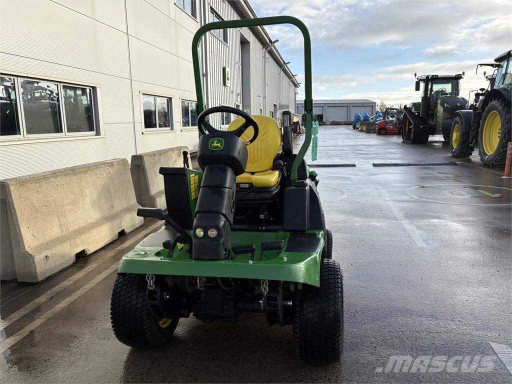 John Deere 1570 骑乘式割草机