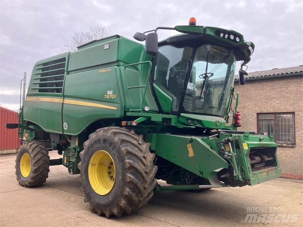 John Deere T670 HM 联合收割机