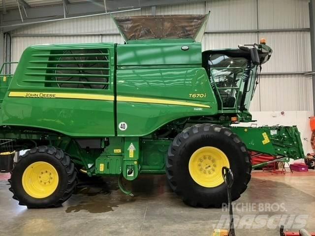 John Deere T670i 联合收割机