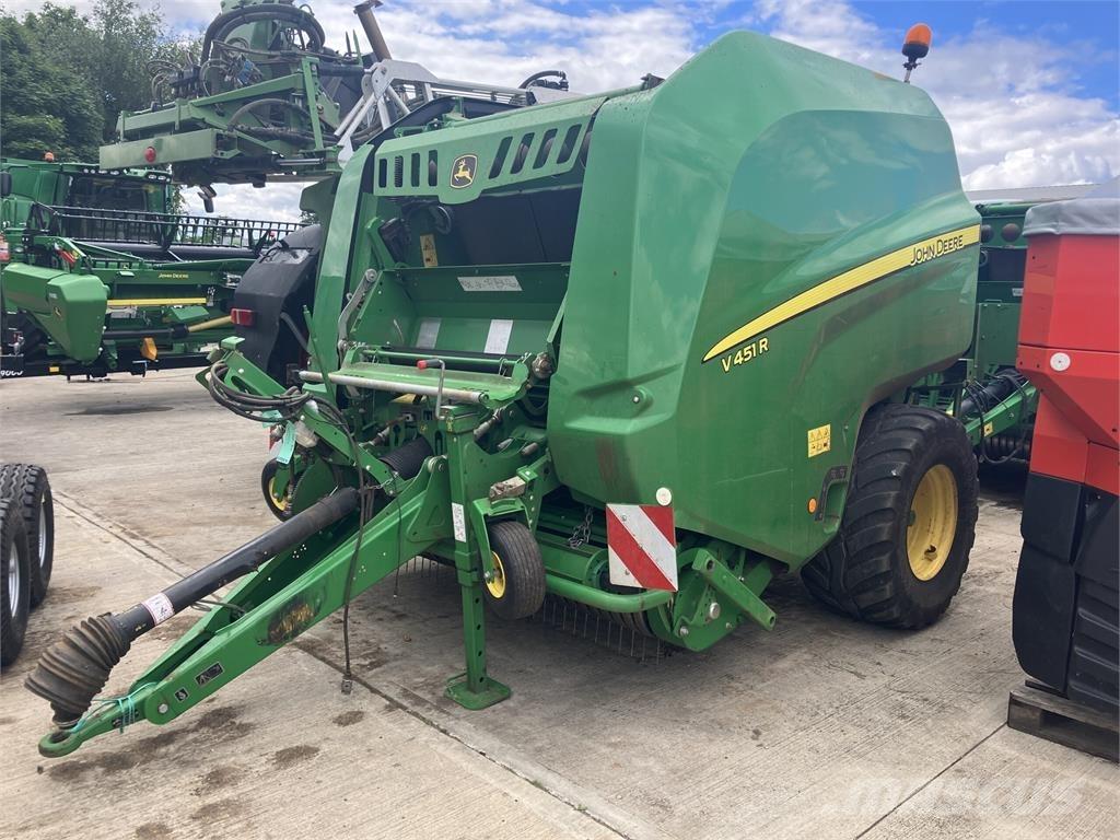 John Deere V451R 犁耙和摊草机