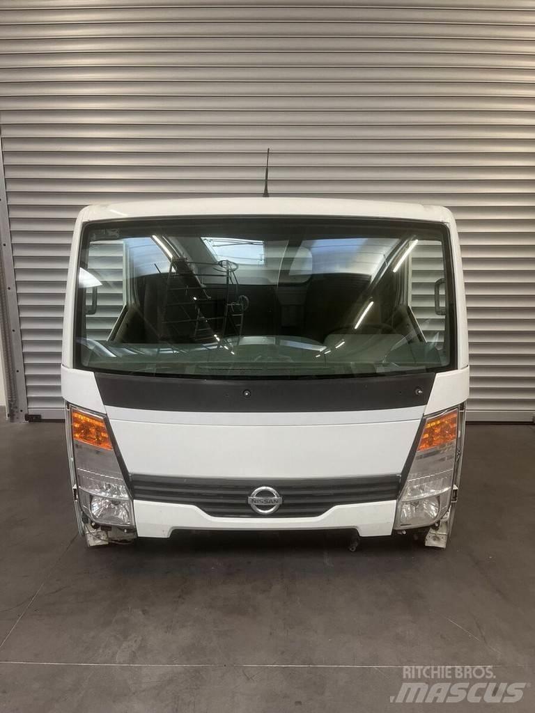 Nissan NT400 驾驶室与内部
